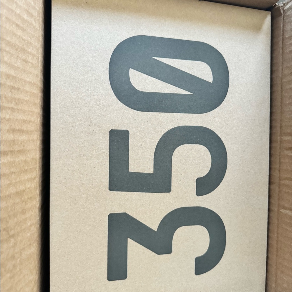 Yeezy boost 350 V2 NIB/NWT size 11 US (never worn and new in box) - Picture 5 of 7